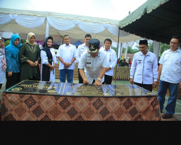 Bupati Rohul H Sukiman menandatangani peresmian tiga kegiatan di Kecamatan Rambah Samo Rohul/ADV Bupati Rohul H Sukiman menandatangani peresmian tiga kegiatan di Kecamatan Rambah Samo Rohul/ADV