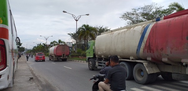 Kondisi jalan Lintas Timur dalam Kota Pangkalan Kerinci yang dilewati truk pengangkut CPO/ardi/elpi Kondisi jalan Lintas Timur dalam Kota Pangkalan Kerinci yang dilewati truk pengangkut CPO/ardi/elpi