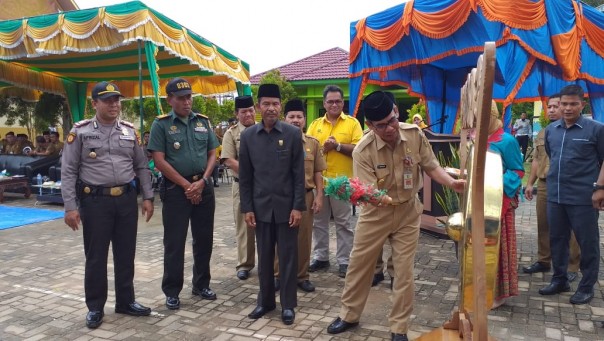 Bupati Kuansing H Mursini saat memukul gong menandai pembukaan Musrenbang Kecamatan Pucuk Rantau/zar/elpi Bupati Kuansing H Mursini saat memukul gong menandai pembukaan Musrenbang Kecamatan Pucuk Rantau/zar/elpi