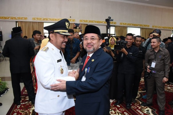 Sekda Bustami HY memberikan ucapan selamat kepada Bupati Kampar Catur Sugeng Susanto/hari/elpi Sekda Bustami HY memberikan ucapan selamat kepada Bupati Kampar Catur Sugeng Susanto/hari/elpi