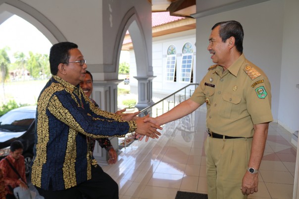 Syamsuar menerima kunjungan Kakanwil Pajak Riau. Foto: humas siak. Syamsuar menerima kunjungan Kakanwil Pajak Riau. Foto: humas siak.