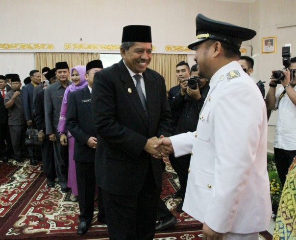 Wabup Siak Alfedri mengucapkan selamat kepada Bupati Kampar Catur Sugeng. Foto: humas siak. Wabup Siak Alfedri mengucapkan selamat kepada Bupati Kampar Catur Sugeng. Foto: humas siak.