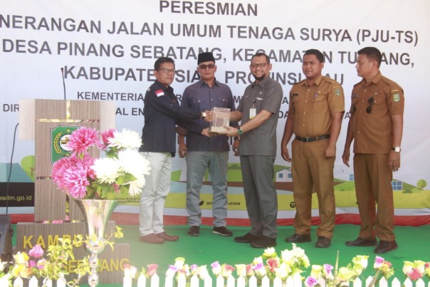 Hendrisan menerima bantuan PJU-TS dari Kementerian ESDM. Foto: humas siak. Hendrisan menerima bantuan PJU-TS dari Kementerian ESDM. Foto: humas siak.