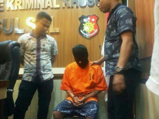 Seorang petani bernama Abdul Malik (28), ditangkap Tim Cyber Crime Polda Sulsel lantaran melakukan penipuan dengan modus membuat akun Facebook palsu (ist) Seorang petani bernama Abdul Malik (28), ditangkap Tim Cyber Crime Polda Sulsel lantaran melakukan penipuan dengan modus membuat akun Facebook palsu (ist)