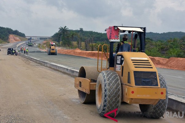Pembangunan jalan tol Pekanbaru-Dumai oleh PT Hutama Karya terus berlanjut. Sementara, sejumlah warga mempertanyakan ganti rugi lahan yang sering berubah-ubah. Foto:ANTARA. Pembangunan jalan tol Pekanbaru-Dumai oleh PT Hutama Karya terus berlanjut. Sementara, sejumlah warga mempertanyakan ganti rugi lahan yang sering berubah-ubah. Foto:ANTARA.