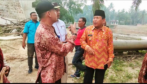 Bupati Rokan Hulu H Sukiman di sela-sela meninjau Jembatan Sei Batang Lubuh /alfa Bupati Rokan Hulu H Sukiman di sela-sela meninjau Jembatan Sei Batang Lubuh /alfa