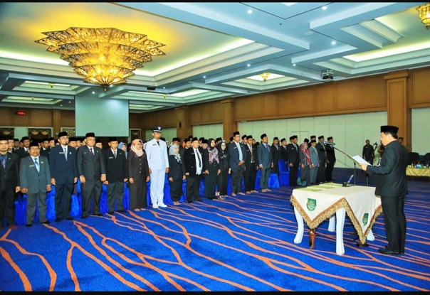 Sekda Rokan Hulu H. Abdul Haris S.Sos M.Si secara resmi melantik dan mengambil sumpah Jabatan 187 Pejabat/alfa Sekda Rokan Hulu H. Abdul Haris S.Sos M.Si secara resmi melantik dan mengambil sumpah Jabatan 187 Pejabat/alfa