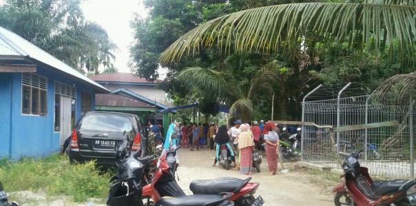 Rumah duka yang dipadati oleh pelayat di Desa Lubuk Siam (Toni) Rumah duka yang dipadati oleh pelayat di Desa Lubuk Siam (Toni)