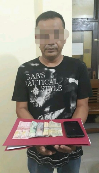 Bandar judi togel YS saat diamankan di Polsek Tambang (ist) Bandar judi togel YS saat diamankan di Polsek Tambang (ist)
