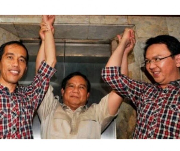 Prabowo mengangkat tangan Jokowi dan Ahok saat Pilkada DKI Jakarta, foto ANTARA. Prabowo mengangkat tangan Jokowi dan Ahok saat Pilkada DKI Jakarta, foto ANTARA.