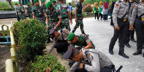 Anggota TNI Polri dan Pemkab Kampar melaksanakan Gotong Royong (ist) Anggota TNI Polri dan Pemkab Kampar melaksanakan Gotong Royong (ist)