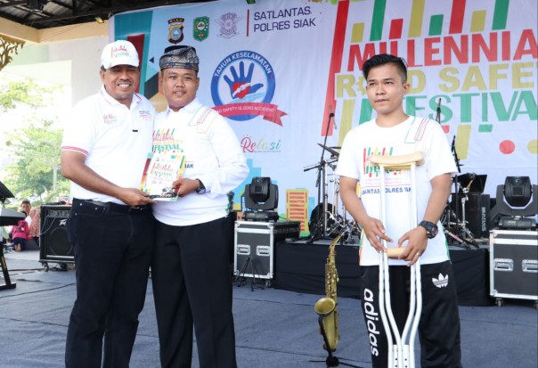 Plt Bupati Siak Alfedri menandatangani MoU keselamatan berkendara bagi pelajar.foto:humas siak. Plt Bupati Siak Alfedri menandatangani MoU keselamatan berkendara bagi pelajar.foto:humas siak.