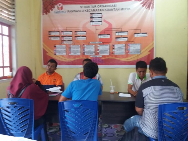 Panwaslu Kuantan Mudik saat melakukan seleksi anggota PTPS/phi Panwaslu Kuantan Mudik saat melakukan seleksi anggota PTPS/phi