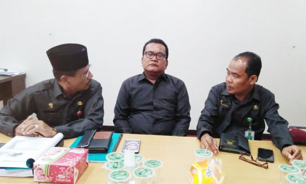 Kadis Kominfo Kuansing, Ir. H. Syamsir Alam, MM, Kabid Komunikasi, Mulyadi Harun, Kasi Penyiaran, Hamsirman, MS saat ekspos di KPID.phi Kadis Kominfo Kuansing, Ir. H. Syamsir Alam, MM, Kabid Komunikasi, Mulyadi Harun, Kasi Penyiaran, Hamsirman, MS saat ekspos di KPID.phi