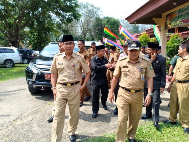 Bupati Mursini bersama Camat Kuantan Mudik menuju tempat pelaksanaan Musrenbang/phi Bupati Mursini bersama Camat Kuantan Mudik menuju tempat pelaksanaan Musrenbang/phi
