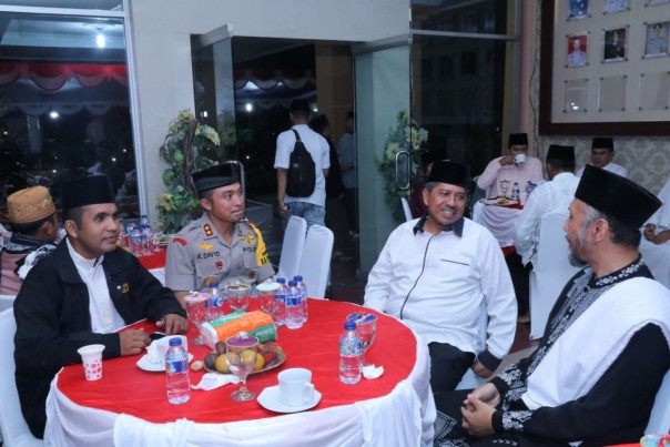 Plt Bupati Siak Alfedri bersama Kapolres Siak AKBP Ahmad David saat menghadiri acara istiqasah.foto:humas siak. Plt Bupati Siak Alfedri bersama Kapolres Siak AKBP Ahmad David saat menghadiri acara istiqasah.foto:humas siak.
