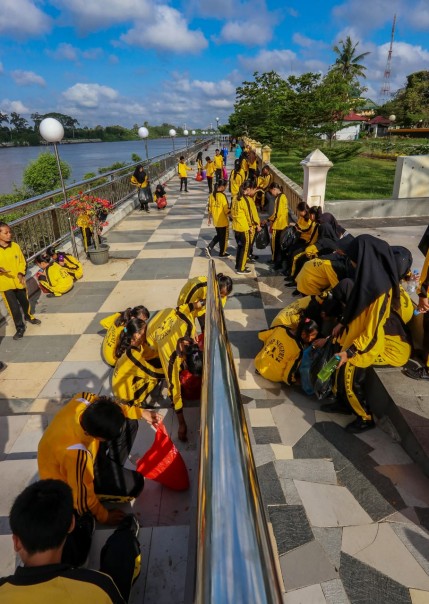 Ribuan warga membersihkan Kota Siak dari sampah.foto:humas siak. Ribuan warga membersihkan Kota Siak dari sampah.foto:humas siak.