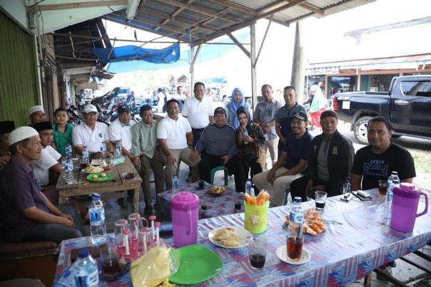 Bupati Sukiman dan Ketua TP PKK Rohul Berbaur dan Ngopi Bareng Bersama Warga/alfa/ADV Bupati Sukiman dan Ketua TP PKK Rohul Berbaur dan Ngopi Bareng Bersama Warga/alfa/ADV