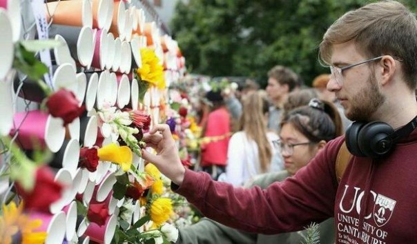 Masyarakat Selandia Baru turut berduka dan memberikan simpati kepada masyarakat pendatang atas tragedi teror di dua masjid di Selandia Baru belu lama ini (ist) Masyarakat Selandia Baru turut berduka dan memberikan simpati kepada masyarakat pendatang atas tragedi teror di dua masjid di Selandia Baru belu lama ini (ist)