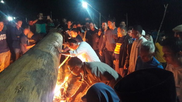 Bupati Mursini menghadiri acara melayu jalur di DesaLubuk teretang/phi Bupati Mursini menghadiri acara melayu jalur di DesaLubuk teretang/phi