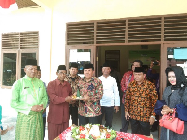 Bupati Rokan Hulu H Sukiman saat menghadiri HUT ke-36 DesaMuara Jaya Kepenuhan Hulu/alfa Bupati Rokan Hulu H Sukiman saat menghadiri HUT ke-36 DesaMuara Jaya Kepenuhan Hulu/alfa