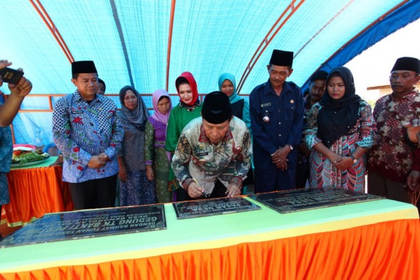 Bupati Rokan Hulu (Rohul) H. Sukiman meresmikan tiga Pembangunan yang bersumber dari Dana Desa (DD) dan APBD Rohul/alfa Bupati Rokan Hulu (Rohul) H. Sukiman meresmikan tiga Pembangunan yang bersumber dari Dana Desa (DD) dan APBD Rohul/alfa