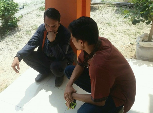 Meki (33) kaponakan Syafri ( korban gantung diri) saat berbincang dengan keluarga lain (f: Toni) Meki (33) kaponakan Syafri ( korban gantung diri) saat berbincang dengan keluarga lain (f: Toni)