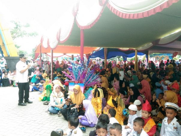 Bupati Rohul H Sukiman saat melepas Karnal 1.000 anak TK se-Kecamatan Rambah/alfa