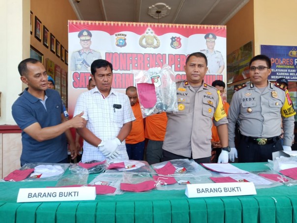 Polres menghadirkan pelaku penembakan saat ekspos/alfa