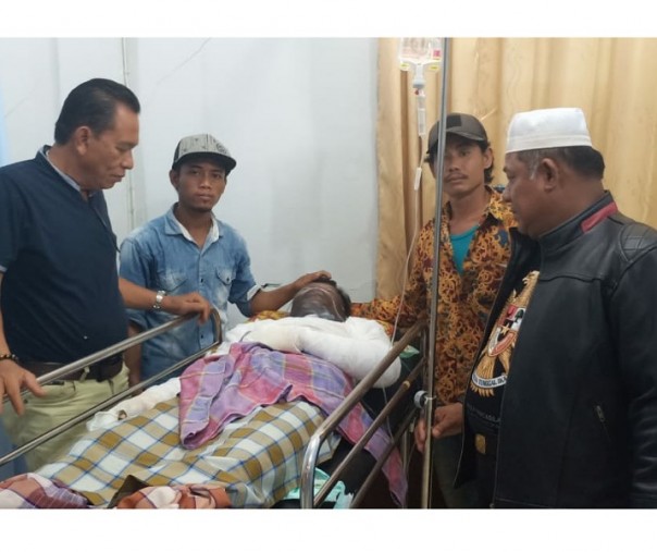 Ket Foto : Wakil Bupati Rokan Hilir, Drs Jamiluddin menjenguk korban di RSUD Bagansiapiapi Ket Foto : Wakil Bupati Rokan Hilir, Drs Jamiluddin menjenguk korban di RSUD Bagansiapiapi