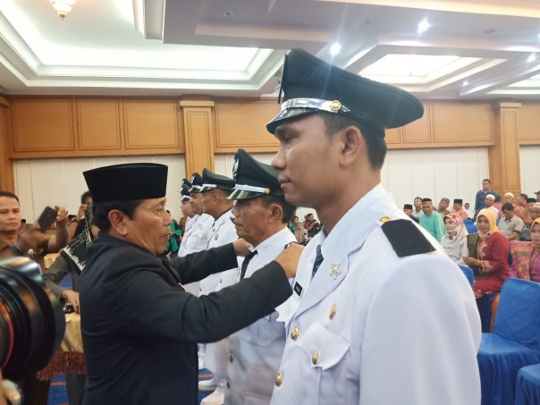 Bupati Sukiman melantik 9 kades hasil pilkades serentak 2018 lalu/alfa Bupati Sukiman melantik 9 kades hasil pilkades serentak 2018 lalu/alfa