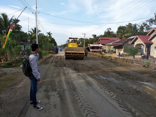 Dinas PUPR Rokan Hulu memperbaiki kerusakan ruas jalan provinsi Simpang Kumu-Kota Tengah menuju Duri, di galian tanah, Desa Kepenuhan Barat Mulia/alfa Dinas PUPR Rokan Hulu memperbaiki kerusakan ruas jalan provinsi Simpang Kumu-Kota Tengah menuju Duri, di galian tanah, Desa Kepenuhan Barat Mulia/alfa