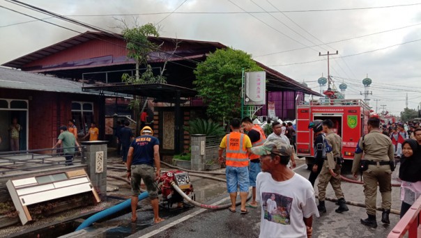 Petugas pemadam bersama warga melakukan upaya pemadaman/rgo Petugas pemadam bersama warga melakukan upaya pemadaman/rgo