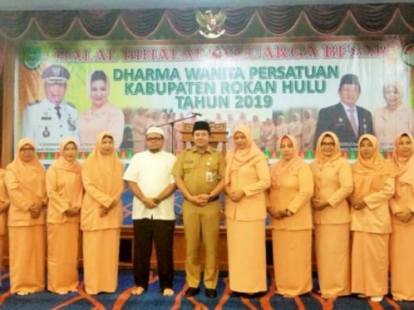 Sekdakab Rohul, Abdul Haris bersama para anggota DWP Rohul Sekdakab Rohul, Abdul Haris bersama para anggota DWP Rohul