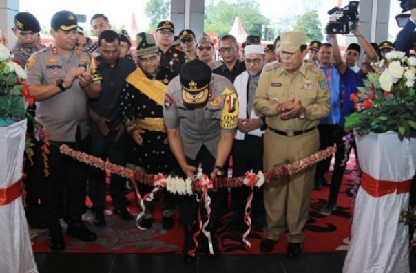 Kapolda Riau, Irjen Pol Widodo Eko Prihastopo memotong pita dalam peresmian gedung baru Mapolres Rohul Kapolda Riau, Irjen Pol Widodo Eko Prihastopo memotong pita dalam peresmian gedung baru Mapolres Rohul