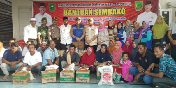 Pemkab Rohil menyerahkan bantuan untuk korban bencana kebakaran di Desa Panipahan Pemkab Rohil menyerahkan bantuan untuk korban bencana kebakaran di Desa Panipahan
