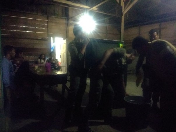 Satpol PP Rohul merazia salahs atu cafe remang-remang di Bangun Purba