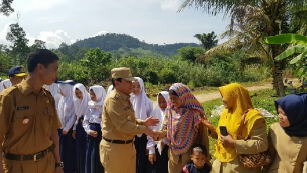 Bupati Rohul, Sukiman saat mengunjungi masyarakat Desa Cipang Kiri Hulu, Kecamatan Rokan IV Koto, Rohul Bupati Rohul, Sukiman saat mengunjungi masyarakat Desa Cipang Kiri Hulu, Kecamatan Rokan IV Koto, Rohul