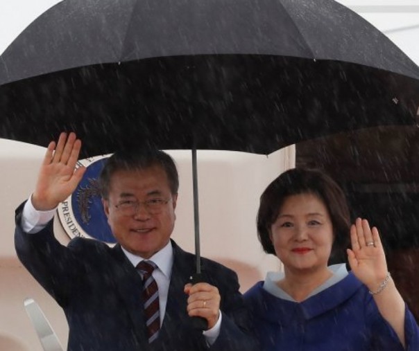 Presiden Korsel Moon Jae-in dan istri Kim Jung-sook. Foto: Reuters. Presiden Korsel Moon Jae-in dan istri Kim Jung-sook. Foto: Reuters.