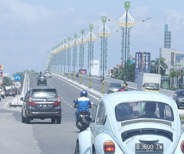 Lampu jalan yang berjejer di Flyover SKA Pekanbaru. Foto: Surya/Riau1. Lampu jalan yang berjejer di Flyover SKA Pekanbaru. Foto: Surya/Riau1.