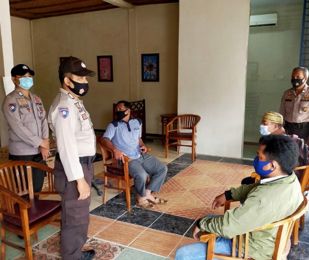 Personel Polsek Bunut melaksanakan patroli sekaligus mensosialisasikan protokol kesehatan, Senin (26/10/2020). Foto: Istimewa. Personel Polsek Bunut melaksanakan patroli sekaligus mensosialisasikan protokol kesehatan, Senin (26/10/2020). Foto: Istimewa.