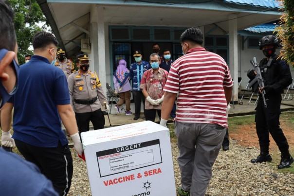 Penyambutan pengiriman Vaksin Covid-19 ke Kuansing/R24 Penyambutan pengiriman Vaksin Covid-19 ke Kuansing/R24