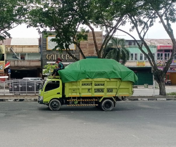 Truk angkut sampah milik PT Samhana Indah melintas di Jalan Jenderal Sudirman menuju TPA Muara Fajar Pekanbaru beberapa waktu lalu. Foto: Surya/Riau1. 