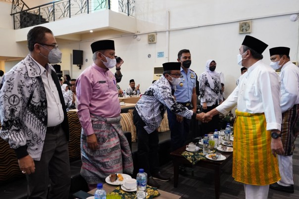 Gubri Syamsuar menghadiri pembukaan konferensi kerja PGRI Riau 