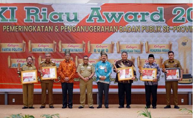 Sebagian peraih anugerah KI Riau Award 2022