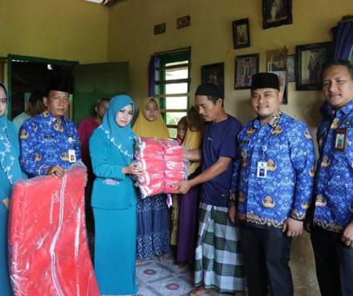 Istri Pj Wali Kota sekaligus Ketua TP PKK Pekanbaru Raja Rilla Muflihun menyerahkan bantuan kepada korban longsor di Kelurahan Bencah Lesung, Kecamatan Tenayan Raya, Selasa (27/12/2022). Foto: Istimewa.