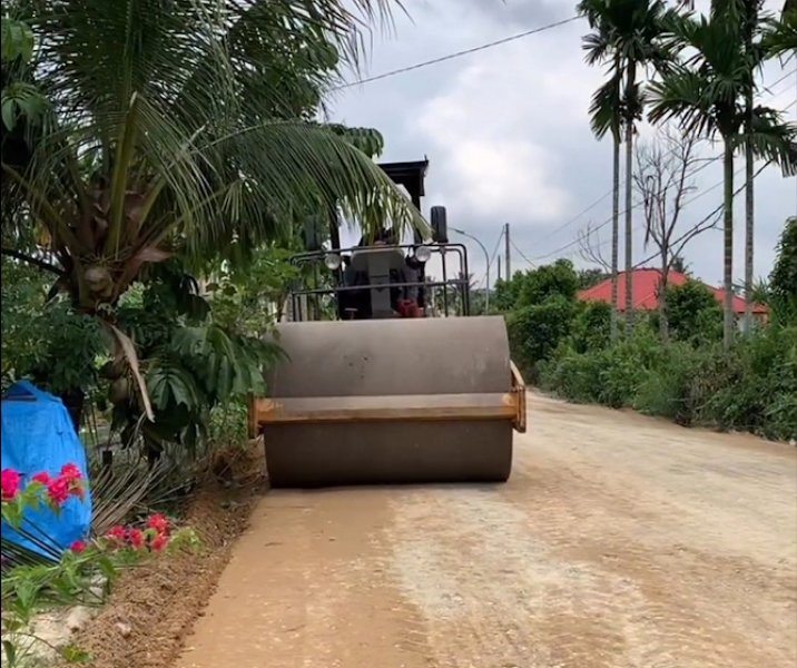 Pekerja Dinas PUPR Pekanbaru sedang memadatkan struktur Jalan Padat Karya di Kulim sebelum diaspal, Rabu (15/5/2024). Foto: Istimewa.