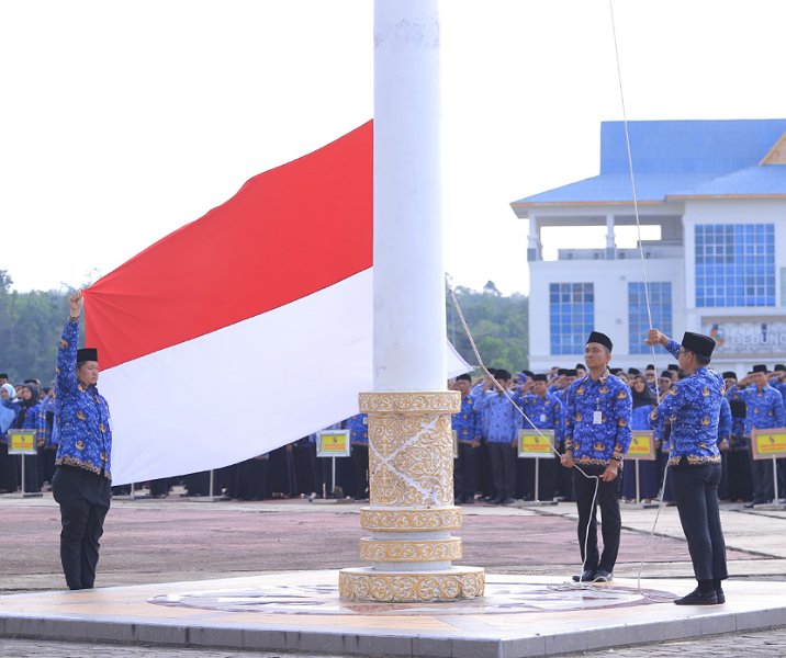 ASN Pemko Pekanbaru mengikuti upacara Harkitnas di lapangan Kompleks Perkantoran Tenayan Raya, Senin (20/5/2024). Foto: Istimewa.