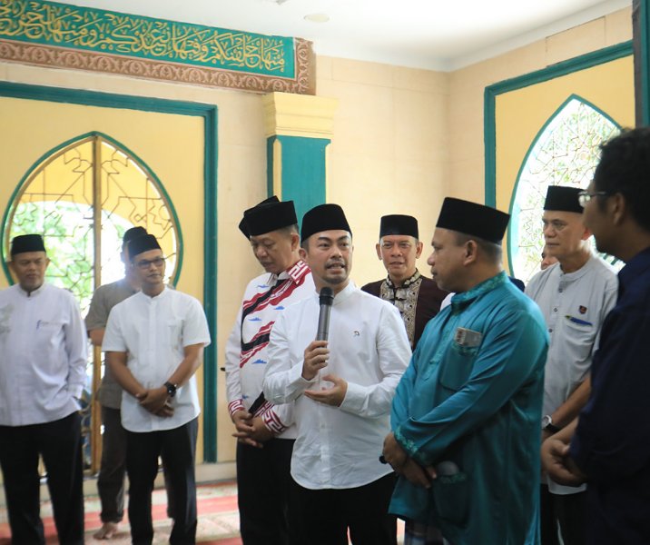 Pj Wali Kota Pekanbaru Risnandar Mahiwa saat mengunjungi Kompleks Makam Marhum Pekan di sebelah Masjid Raya Senapelan, Jumat (24/5/2024). Foto: Istimewa.