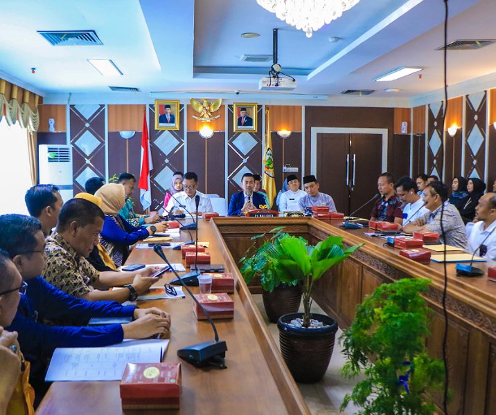 Pj Wali Kota Risnandar Mahiwa saat rapat bersama 29 pimpinan BUMD dan BUMN bahas HUT ke-240 Pekanbaru di Gedung Utama Kompleks Perkantoran Tenayan Raya, Jumat (7/6/2024). Foto: Istimewa.